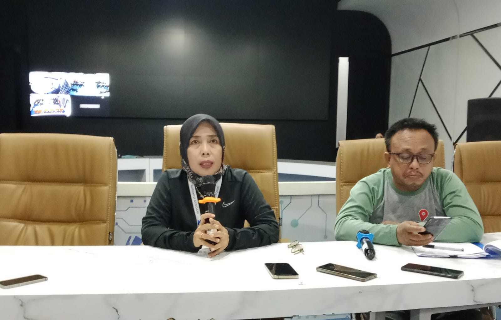 Kadis Kominfo Kota Kendari, Nismawati bersama Sekertaris Tim CSIRT saat konferensi pers pembobolan website Kendarikota.go.id. (Foto: Hasrul/KR)