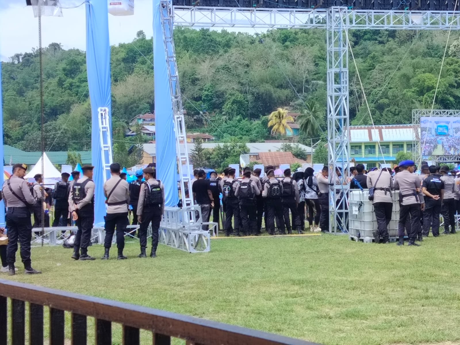 Puluhan personel tampak mengamankan jalannya kampanye pasangan calon gubernur di Lapangan Benubenua, Kendari. (Foto: Ist/KR)