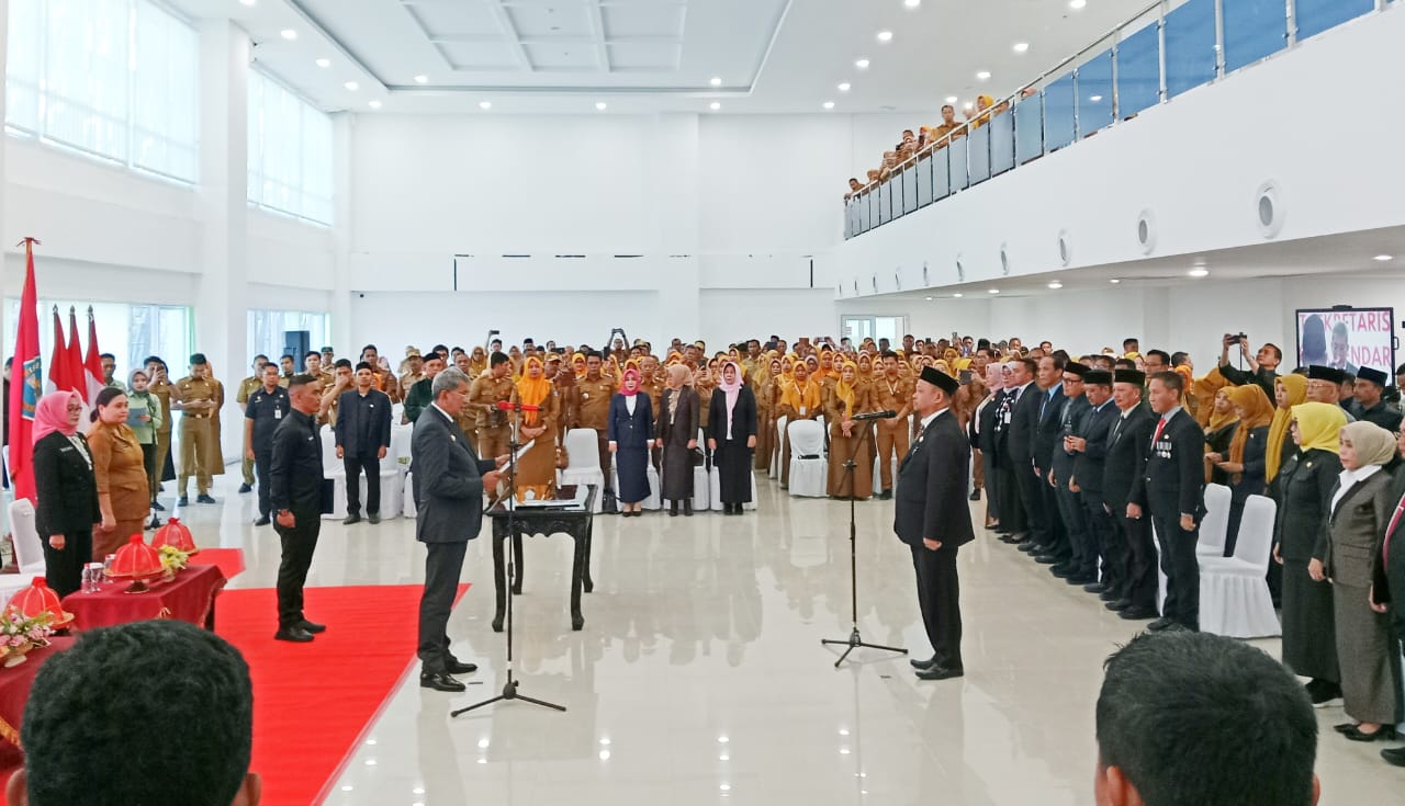 Pj Wali Kota Kendari, Muhammad Yusup, melantik dr. Sukirman menjadi Pj Sekda Kota Kendari. (Foto: Ist/KR)
