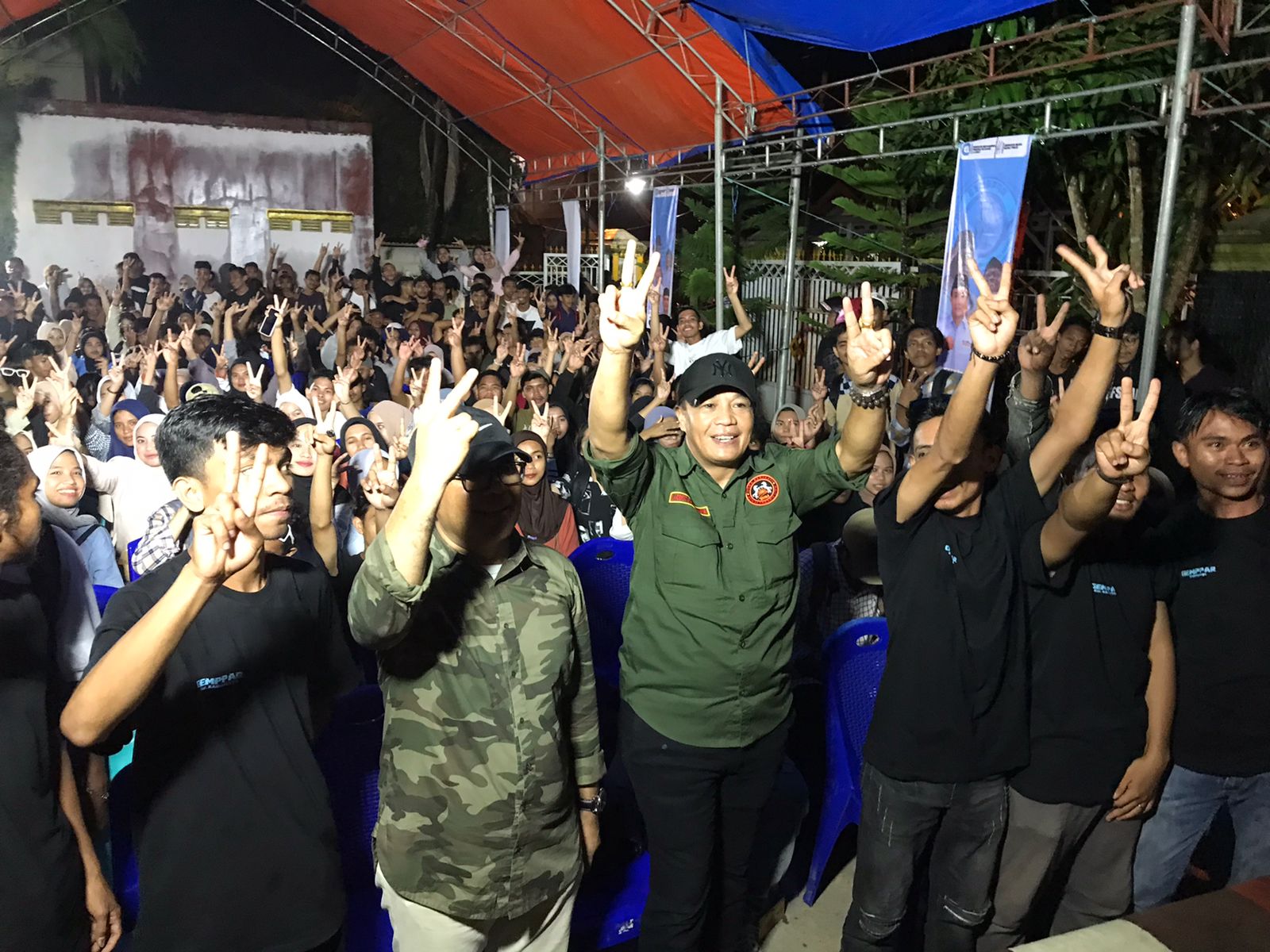 Ratusan mahasiswa dan pemuda asal Kabupaten Muna menyatakan dukungan kepada LM Rajiun Tumada dan Purnama Ramadhan pada Pilkada Muna 2024. (Foto: Hasrul/KR)