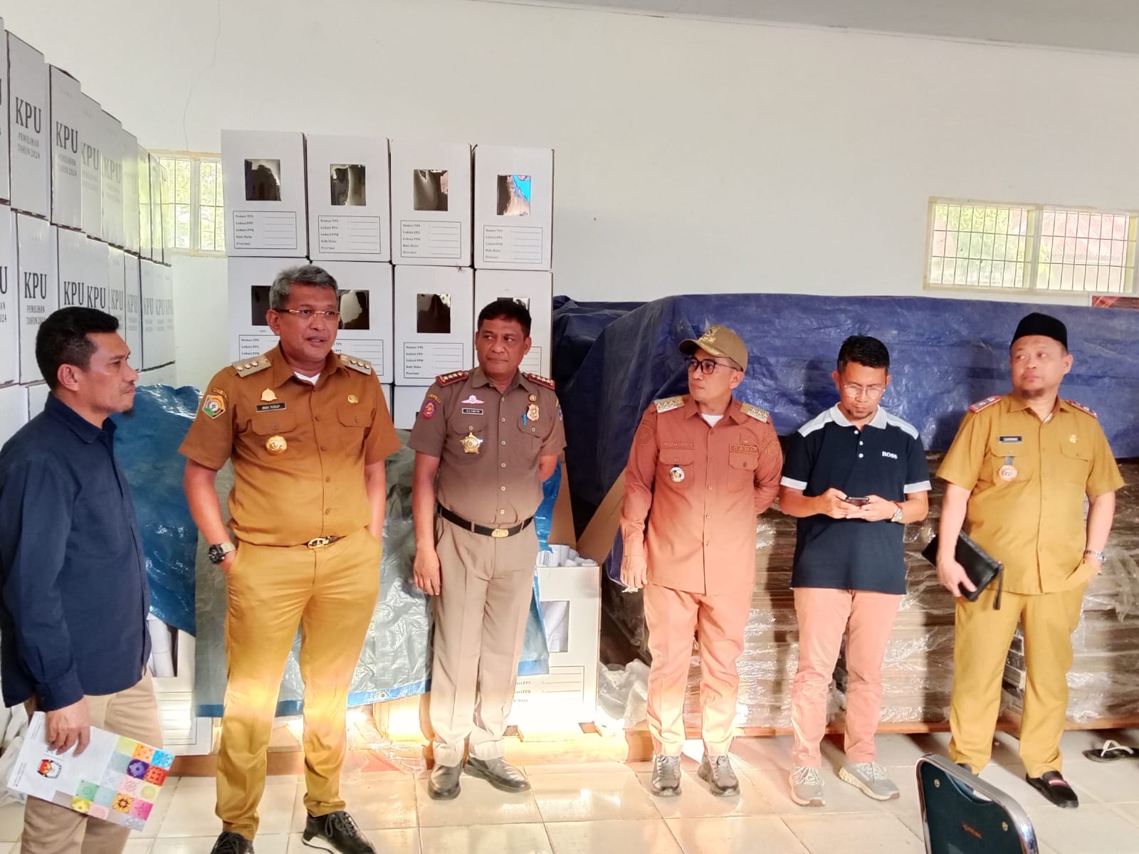 Pj Wali Kota Kendari, Muhammad Yusup (kedua dari kiri) bersama Sekretaris Daerah dan kolega saat meninjau gudang logistik KPU Kota Kendari di Kelurahan Baruga, Kecamatan Baruga. (Foto: Hasrul/KR)
