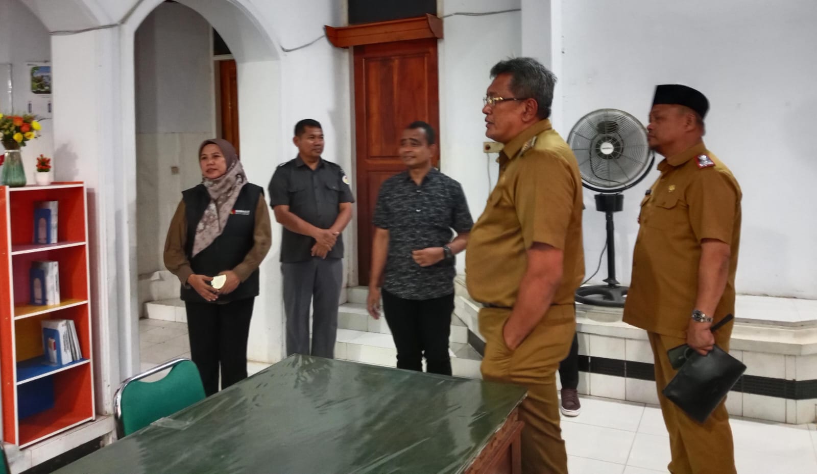 Pj Walikota Kendari, Muhammad Yusup saat mengunjungi kantor Bawaslu Kota Kendari. (Foto: Hasrul/KR) 
