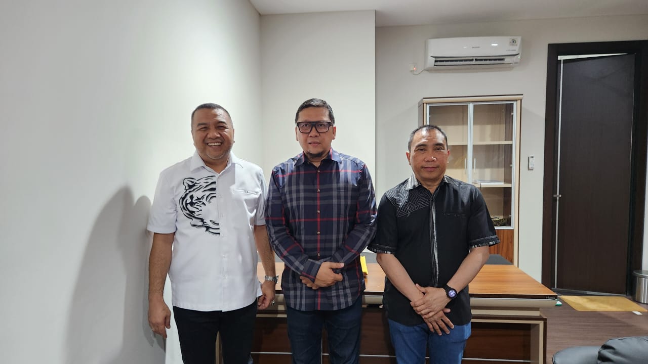 Ahmad Doli Kurnia (tengah) bersama AJP - ASLI di Kendari. (Foto: Ist/KR)