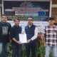 Ketua AMSI Sultra terpilih Nuryadi (kemeja hitam) didampingi Sekertaris AMSI menerima surat keputusan hasil konferensi wilayah dari Wakil Ketua Umum AMSI Pusat, Upi Asmaradhana (kanan). (Foto: Ist/KR)