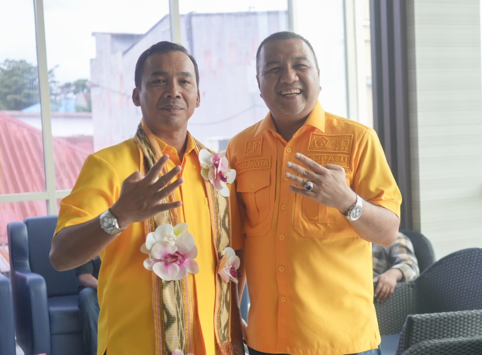 Wakil Ketum Umum Bidang Pemenangan Pemilu DPP Partai Golkar, Wahaji (kiri) bersama Aksan Jaya Putra di Kendari. (Foto: Isal/KR)