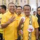 Ketua Umum Partai Golkar, Bahlil Lahadalia (kanan) pose bersama Aksan Jaya Putra kader partai Golkar calon Wali Kota Kendari. (Foto: Ist/KR)