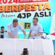 Aksan Jaya Putra dan Andi Sulolipu saat menandatangani kontrak politik jika terpilih jadi Walikota dan Wakil Walikota Kendari. (Foto: Isal/KR)