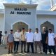 Yudhianto Mahardika Anton Timbang pose bersama usai meresmikan Masjid Al Manini, di Kelurahan Baruga. (Foto: IST/KR)