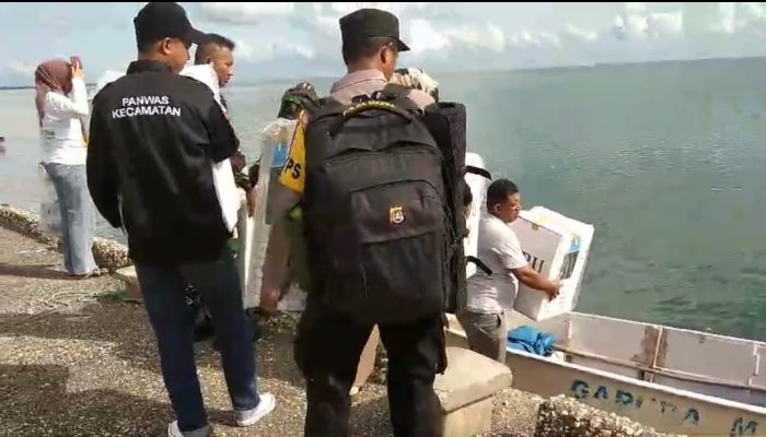 Distribusi Logistik Pilkada di Pulau Kaledupa Selatan Menggunakan Perahu Bodi Batang