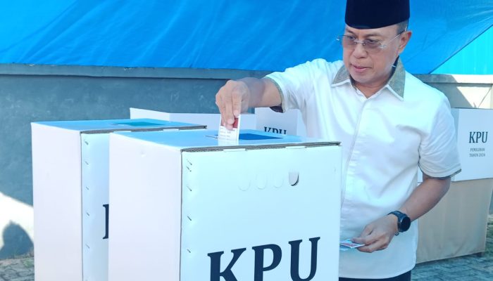 ASR Mencoblos di TPS 16 Anduonuhu Datang Bersama Istri dan Anaknya