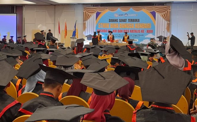 Suasana wisuda 279 Mahasiswa STMIK Bina Bangsa Kendari di salah satu hotel megah di Kendari. (Foto: Ist/KR)