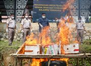 Balai Karantina Sultra Musnahkan Sosis Babi dan Telur Bebek Tanpa Dokumen Karantina