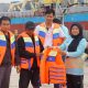 Kepala KUPP Lapuko, Nurbaya (kanan) menyerahkan Life Jacket kepada nelayan. (Foto: IST/KR)