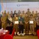 Pose bersama peserta Workshop Penguatan Narahubung untuk Meningkatkan Kualitas Pelayanan Publik Ombudsman RI Perwakilan Sultra salah satu hotel di Kendari. (Foto: IST/KR)