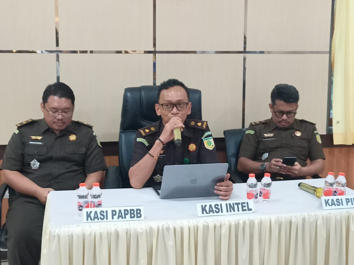 Kepala Seksi Intelijen Kejari Muna, Hamrullah (tengah) didampingi oleh Kepala Seksi Pidana Khusus, La Ode Fariadin (kiri) dan Kasi Pengelolaan Aset dan Pemulihan Barang Bukti Kejari Muna, M. Djunaedi (kanan). (Foto: LM Nur Alim/KR)