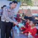 Ditlantas Polda Sultra memberikan makan siang gratis kepada ratusan pelajar di SDN 4 Baito, Konsel. (Foto: Ist/KR)