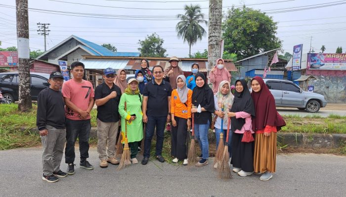 Pj Wali Kota Kendari Parinringi Pimpin Kerja Bakti Bersihkan Trotoar, Wujudkan Kota Tanpa Sampah