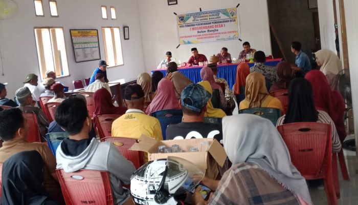 Kades Ghone Bhalano di Muna Gratiskan Air Bersih Beri Seragam Sekolah hingga Buku Tulis