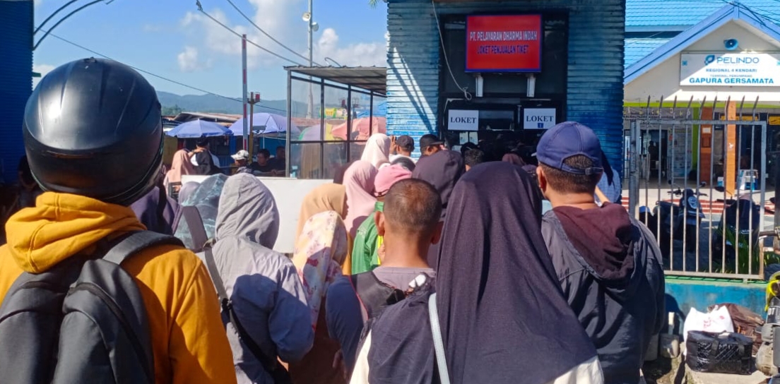 Ilustrasi antrian pembelian tiket konvensional di Kendari. (Foto: Ist/KR)
