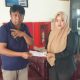 Ahli waris pemilik tanah, Akbar Mubarak (kiri) saat menyerahkan surat permintaan pelunasan harga jual beli lahan yang ditemukan oleh perwakilan manajemen hotel beberapa waktu lalu. (Foto: Ist/KR)