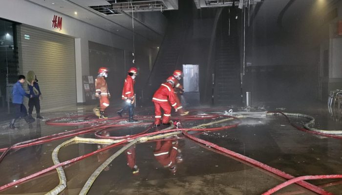 Kebakaran Hebat Hanguskan Dua Toko di Mall The Park Kendari, Dua Orang Alami Sesak Napas