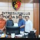 Dr. Sofyan saat melaporkan akun Medsos Tiktok Tie Saranani atas dugaan pencemaran nama baik di Mapolda Sultra. (Foto: Ist/KR)