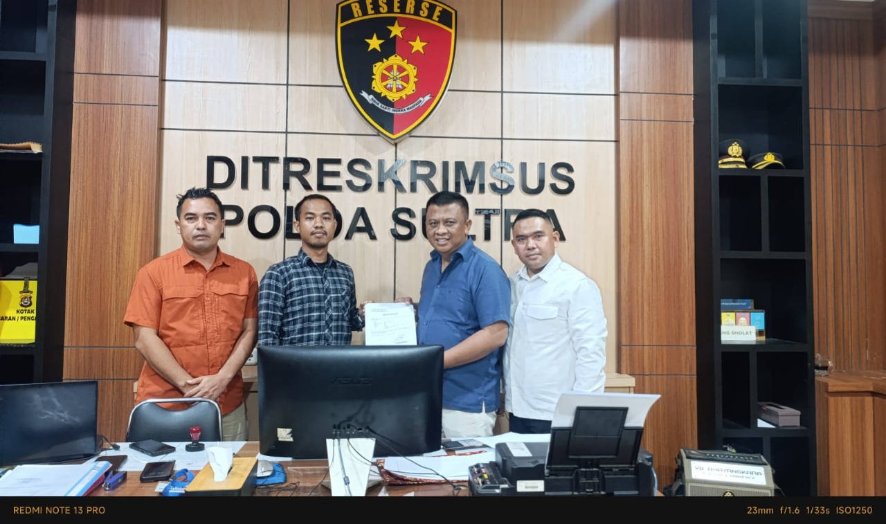 Dr. Sofyan saat melaporkan akun Medsos Tiktok Tie Saranani atas dugaan pencemaran nama baik di Mapolda Sultra. (Foto: Ist/KR)