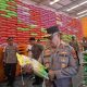 Kapolda Sultra, Irjen Pol Dwi Irianto, S.I.K., M.Si saat mengecek stok beras di Gudang Bulog Kendari. (Foto: Ist/KR)