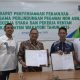 Bupati Wakatobi Haliana (ke-dua dari kanan) usai menandatangani perjanjian kerja sama perlindungan sosial untuk pekerja rentan di Wakatobi bersama Kepala Cabang BPJS Ketenagakerjaan Kendari. (Foto: Hasrul/KR)