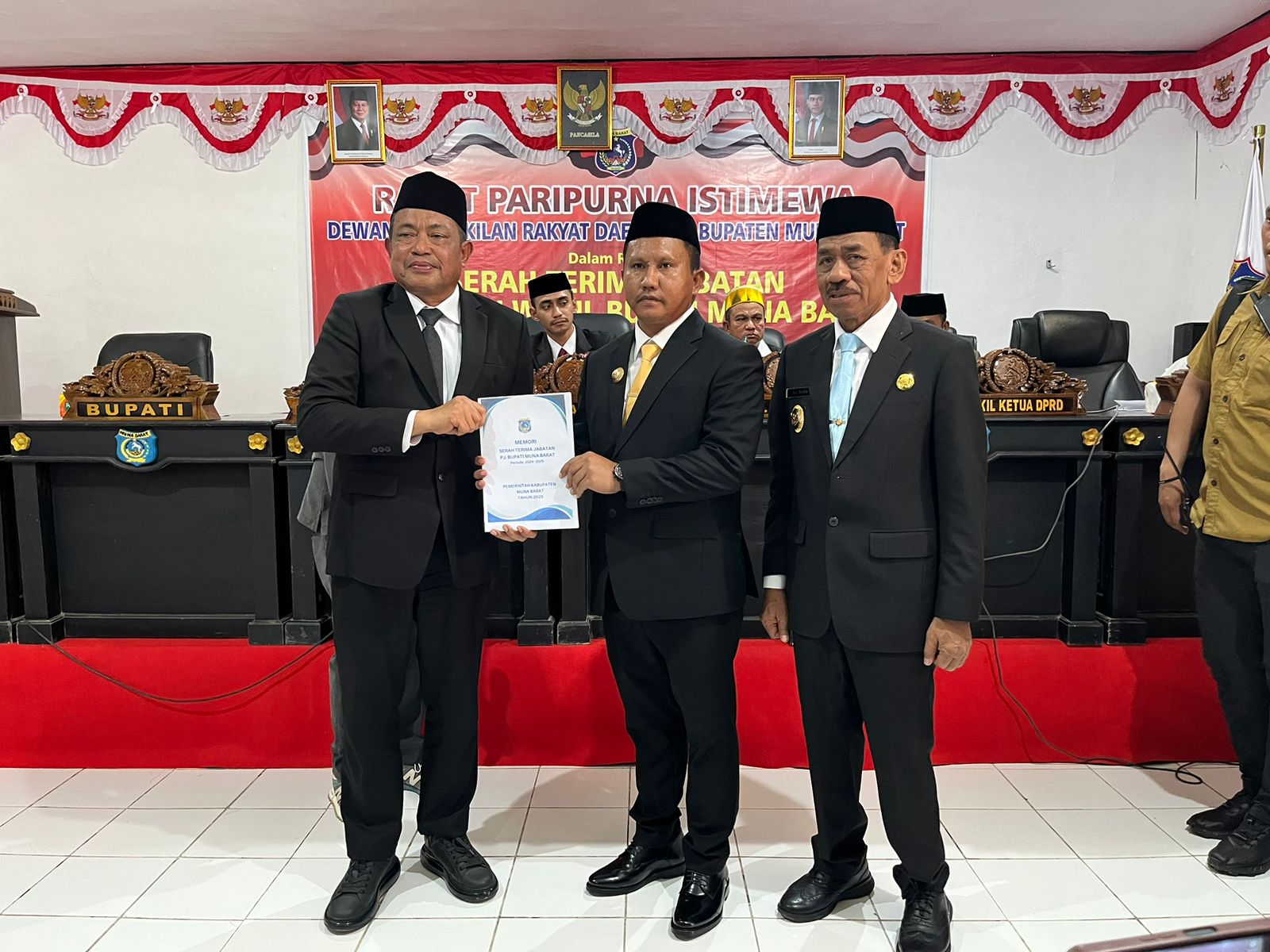 Serah terima jabatan Pj Bupati Muna Barat kepada Bupati dan Wakil Bupati Muna Barat terpilih. (Foto: Taohae/KR)