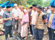 Bupati Muna Barat Berikan Bantuan 32 Juta kepada Korban Kebakaran di Desa Wuna, Rumah Akan Dibangunkan