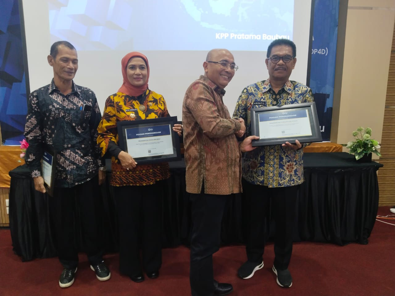 Wakil Bupati Muna, La Ode Asrafil saat menerima penghargaan dari Kepala KPPN Pratama Baubau. (Foto: Ist/KR)
