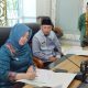 Wali Kota dan Wakil Wali Kota Kendari, dr. Hj. Siska Karina Imran dan Sudirman, saat menunaikan kewajiban pembayaran zakat fitrah masing-masing melalui Baznas Kota Kendari di Aula Rapat Kantor Wali Kota Kendari. (Foto: Hasrul/KR)