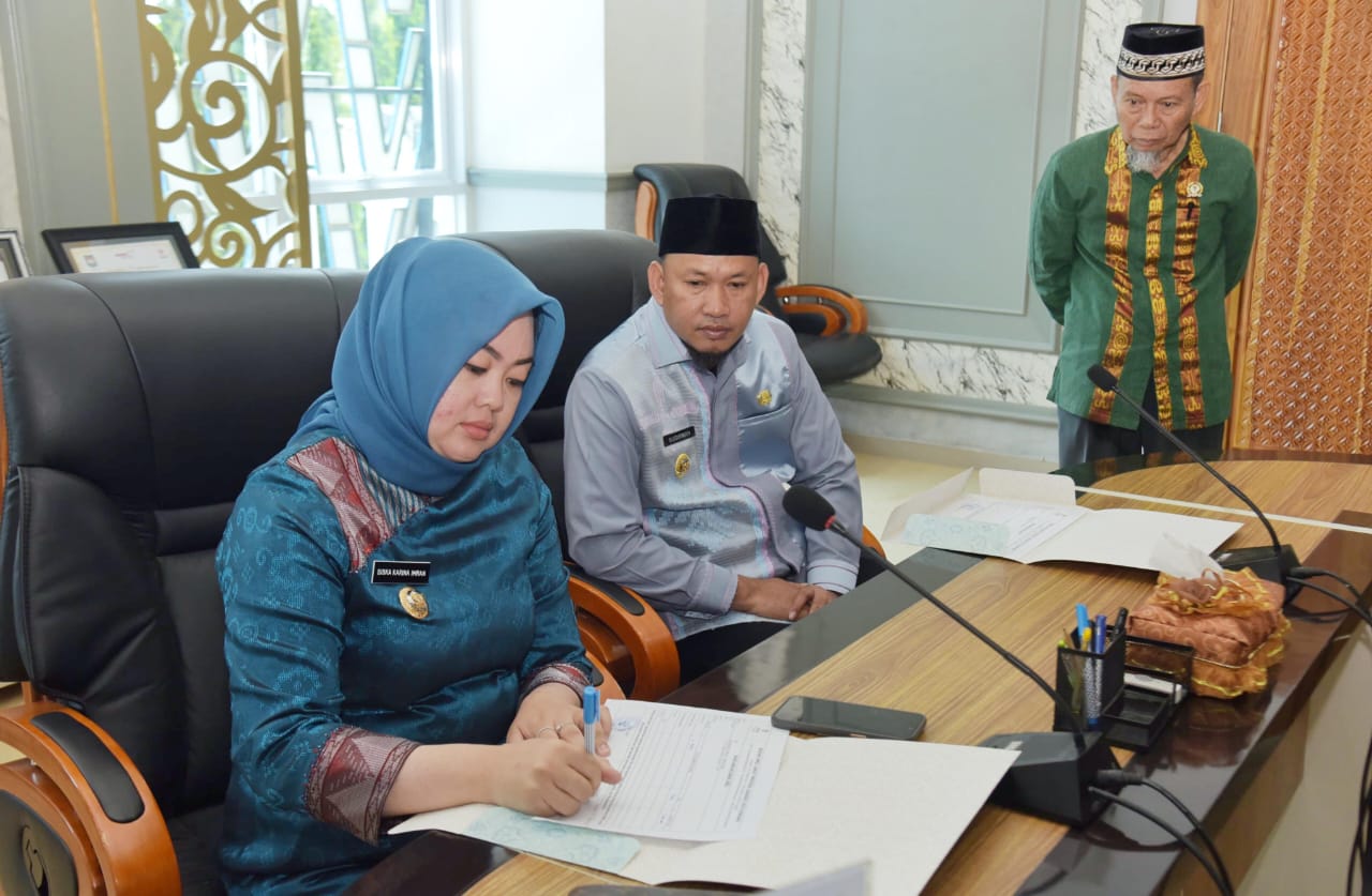 Wali Kota dan Wakil Wali Kota Kendari, dr. Hj. Siska Karina Imran dan Sudirman, saat menunaikan kewajiban pembayaran zakat fitrah masing-masing melalui Baznas Kota Kendari di Aula Rapat Kantor Wali Kota Kendari. (Foto: Hasrul/KR)
