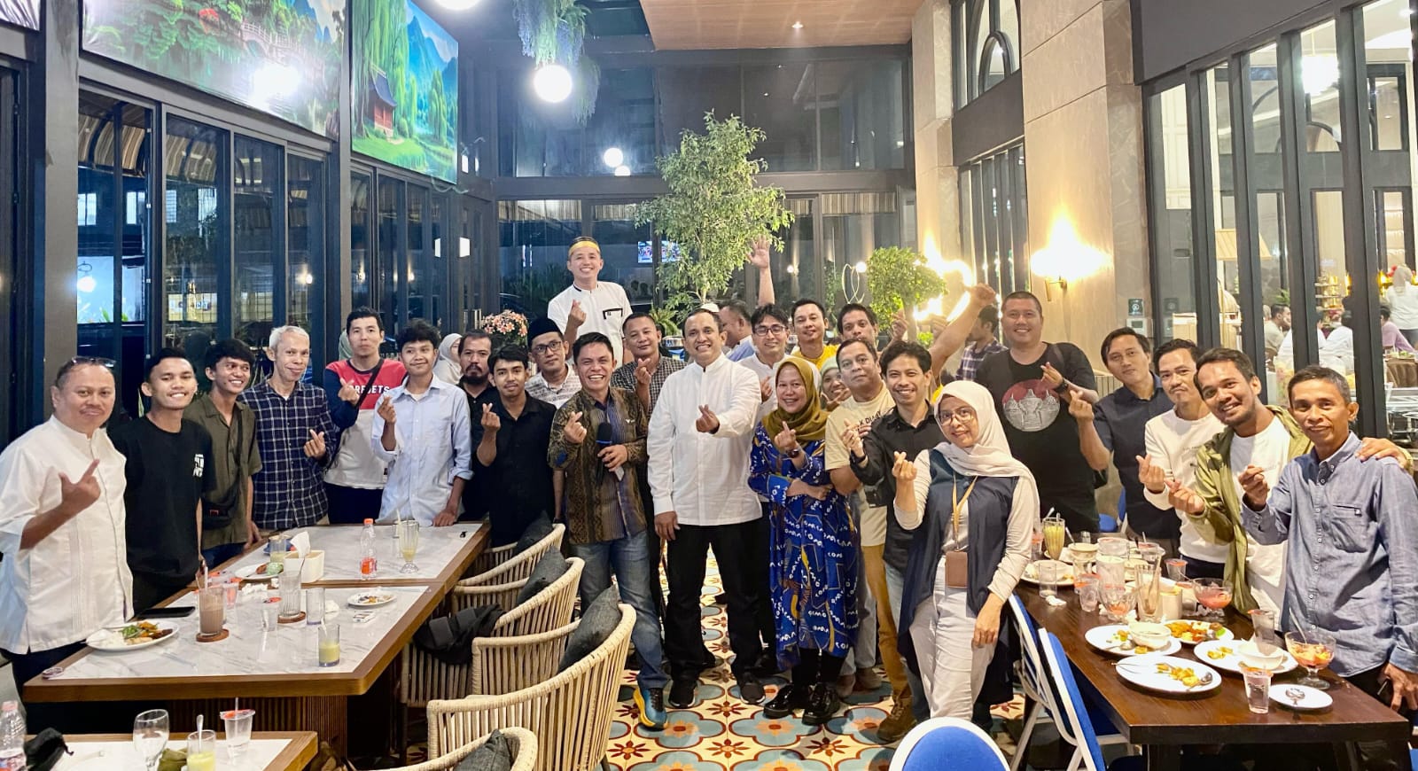 Pose bersama awak Media di Kendari bersama Manajemen PT Vale. (Foto: Ist/KR)