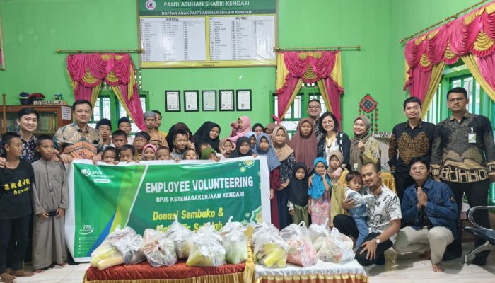 BPJS Ketenagakerjaan Kendari Donasi Sembako dan Alat Tulis Sekolah