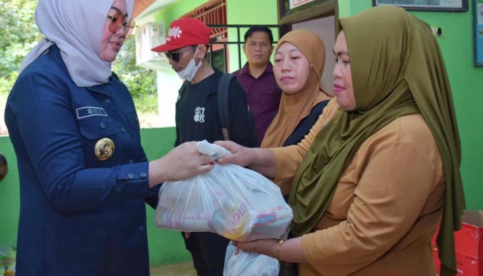 Wali Kota Kendari Turun Langsung Serahkan Bantuan Kepada Korban Banjir di Empat Titik