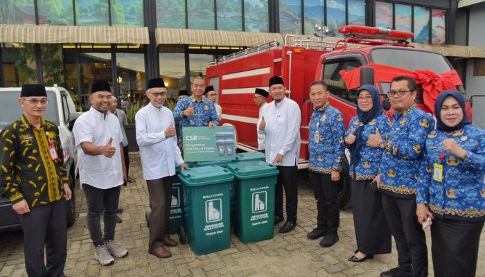 Kalla Toyota Serahkan CSR Satu Unit Mobil Pemadam dan Bak Sampah ke Pemkot Kendari