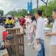 Pimpinan, karyawan dan mitra BTN KCS Kendari saat berbagi paket takjil gratis kepada pengendara di Jalan ZA Sugianto, Anduonuhu. (Foto: Hasrul/KR)