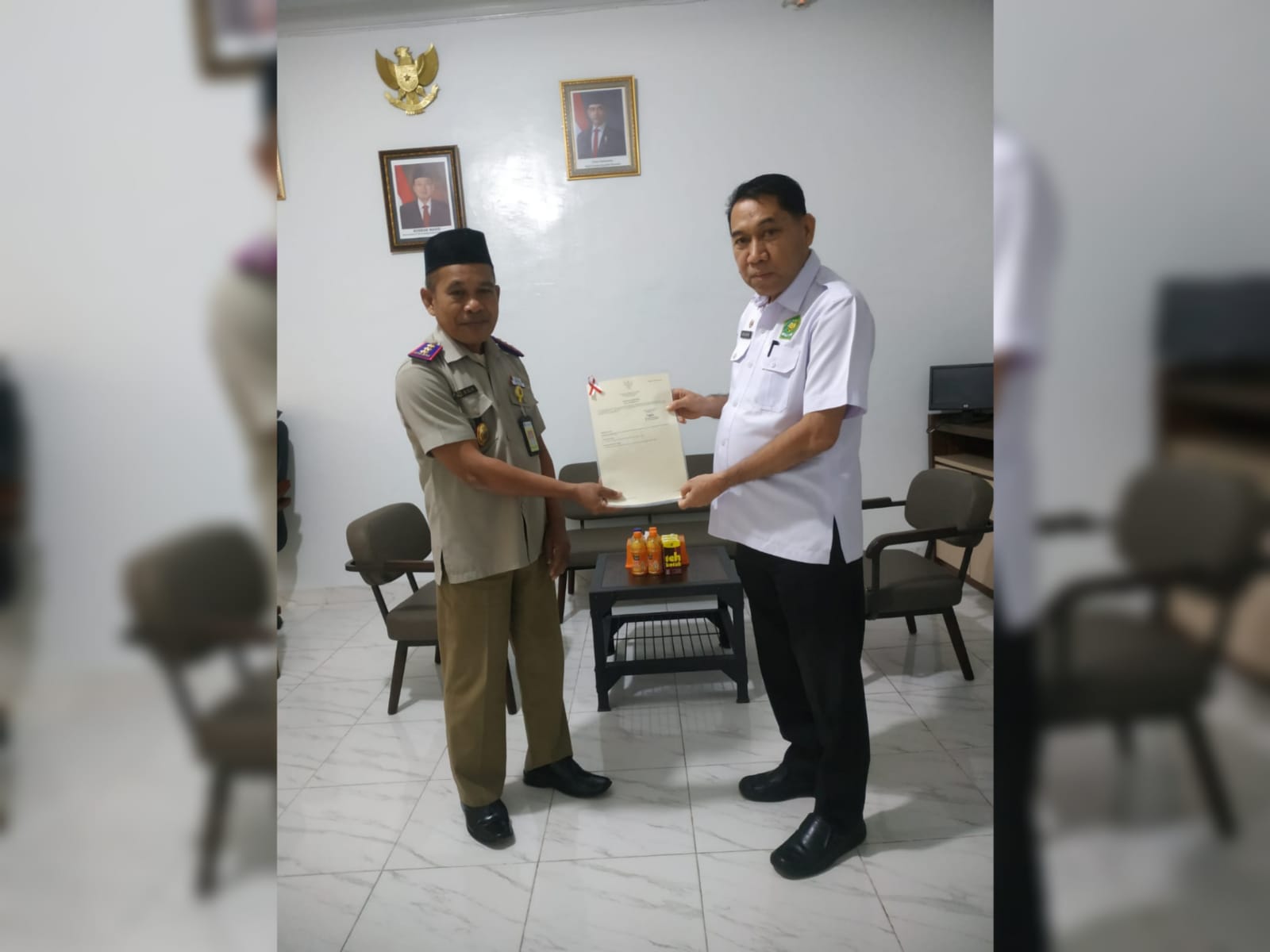 Kepala BPN Muna Muhammad Ali Mustspah saat menyerahkan sertifikat wakaf elektronik Kemenag Kabupaten Muna. (Foto: LM Nur Alim/KR)