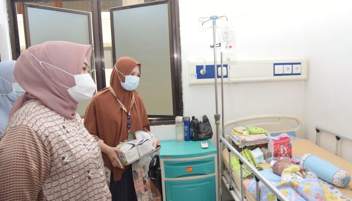Wali Kota Kendari Siska Karina Imran Kunjungi Bayi Penderita Stunting di RSUD Kendari, Beri Bantuan