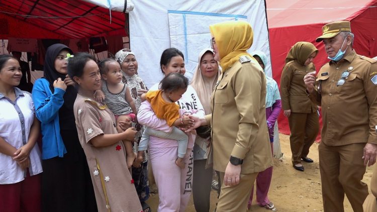 Wali Kota Kendari Siska Karina Imran saat meninjau langsung korban kebakaran di TPA Puuwatu. (Foto: Ist/KR)