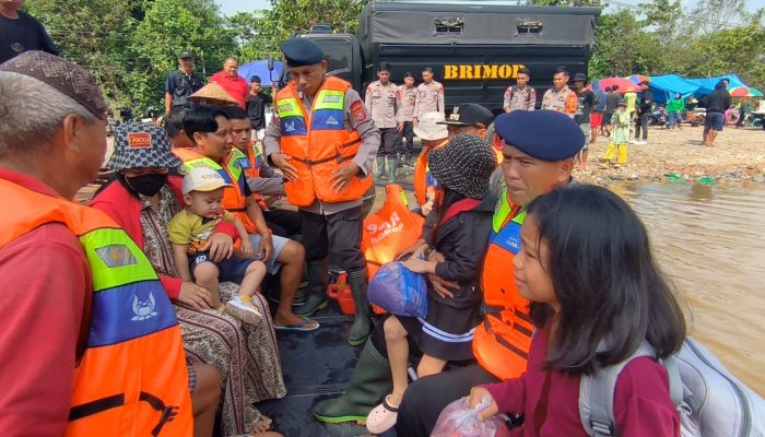 Brimob Sultra Evakuasi Warga Terdampak Banjir di Desa Linomoyo, Konawe Utara