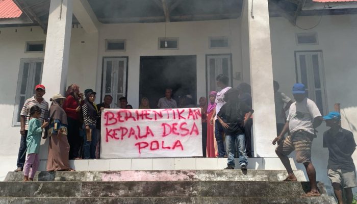 Warga Segel Kantor Desa Gegara Kepala Desa Diduga Selewengkan Dana Desa 300 Juta