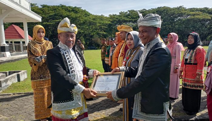 Dikbud Muna Dapat Penghargaan Peringkat Pertama di Bidang Pendidikan se-Sultra