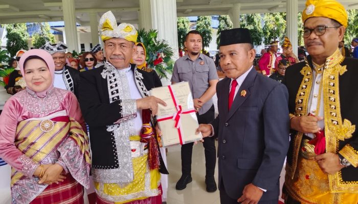 Momen Hardiknas, BPN Muna Menyerahkan 23 Sertipikat Ke Pemkab Muna Perutukan Sekolah