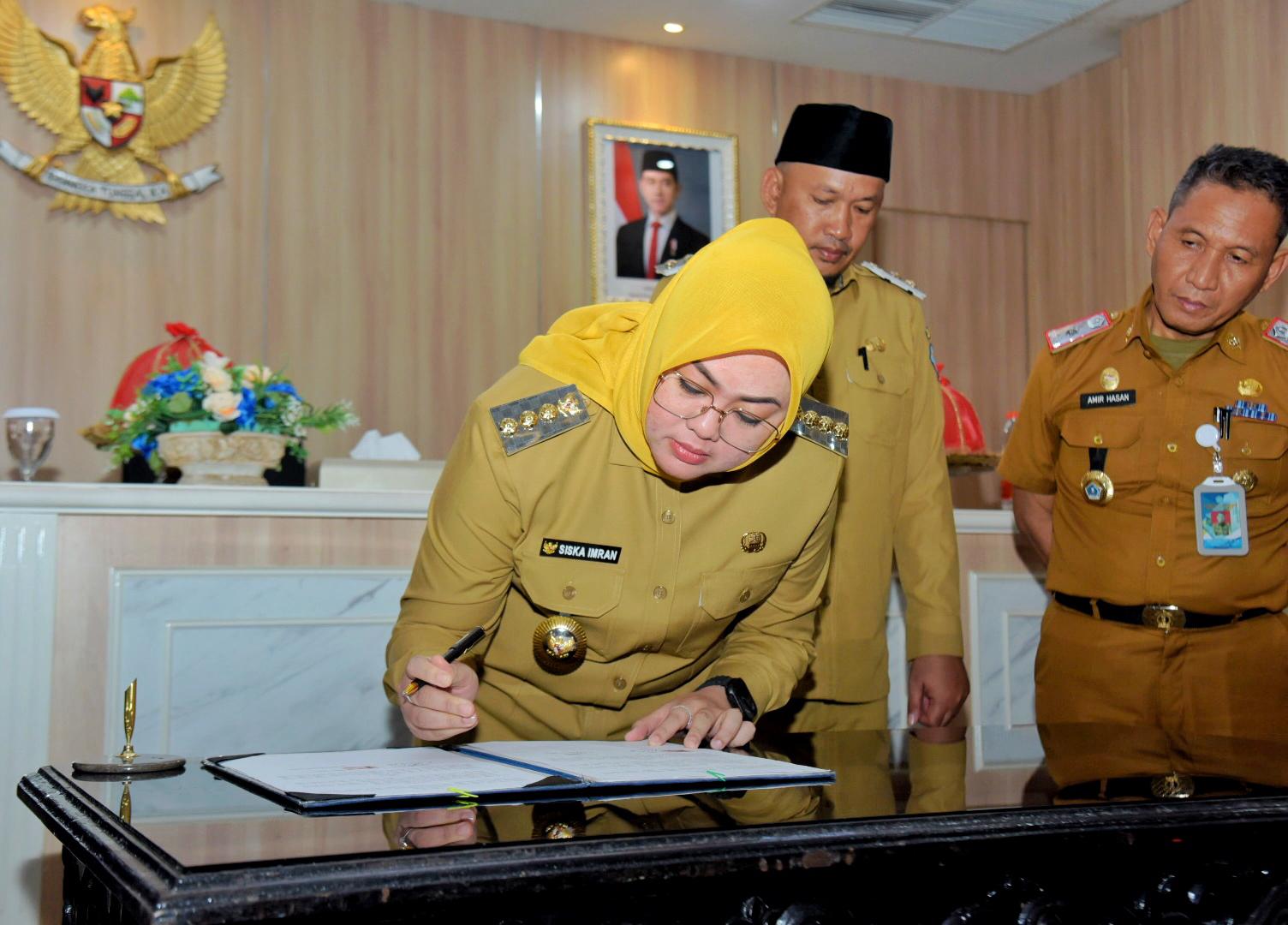 Wali Kota Kendari, Siska Karina Imran saat menandatangani MoU dan PKS dengan Koperasi IMF Amanah Sultra terkait program bantuan pinjaman modal tanpa bunga dan agunan untuk pelaku UMKM. (Foto: Ist/KR)