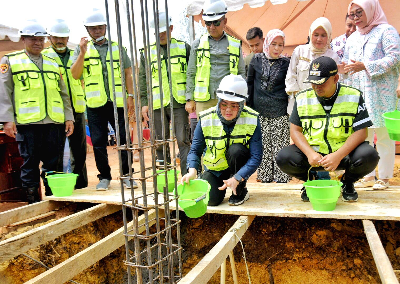 Wali Kota Kendari, Siska Karina Imran saat melakukan peletakan batu pertama pembangunan gedung Layanan Perpustakaan Daerah Kota Kendari. (Foto: Hasrul/KR)