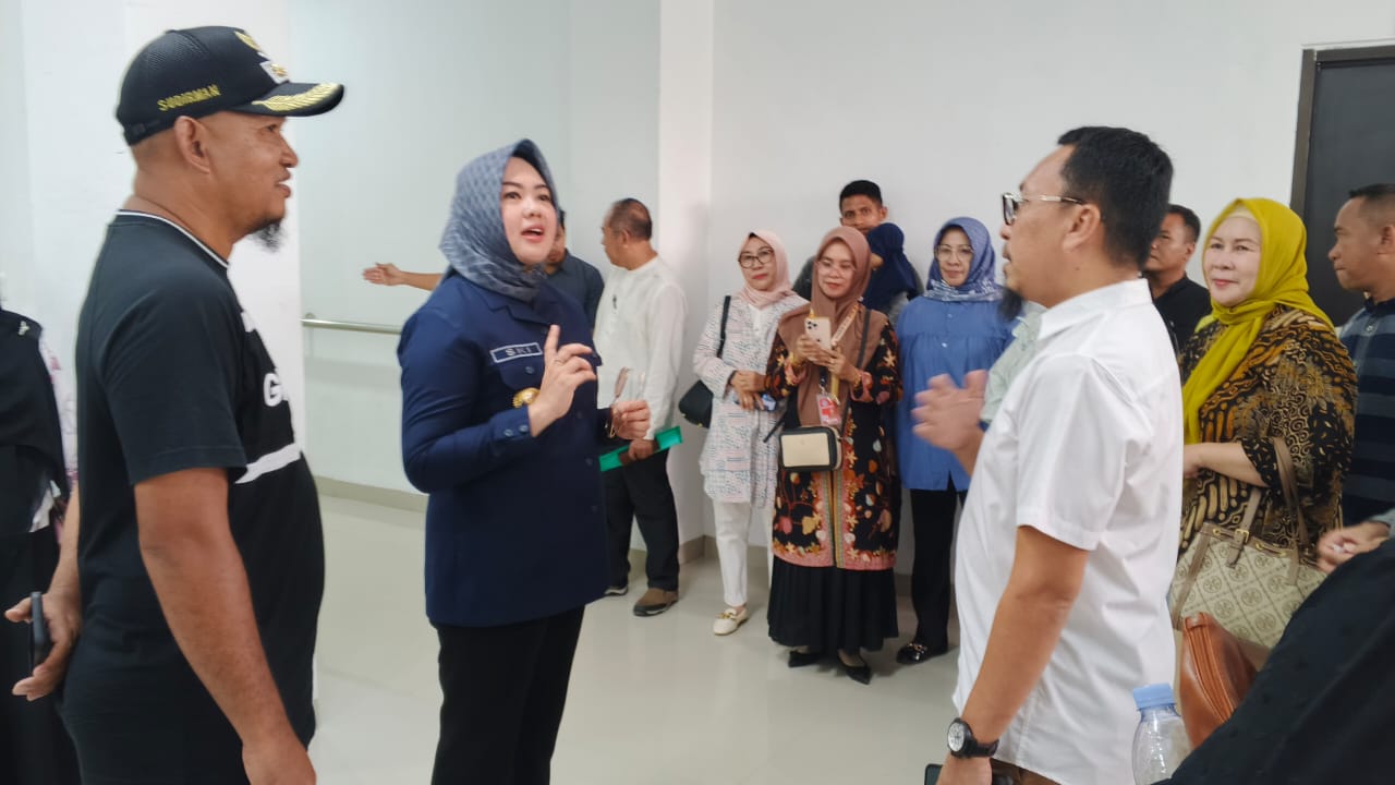 Wali Kota Kendari Siska Karina Imran bersama Wakil dan Pejabat Pemkot lain saat berkunjung di RSUD Kota Kendari, Sabtu (17/5/2025). (Foto: Ist/KR)