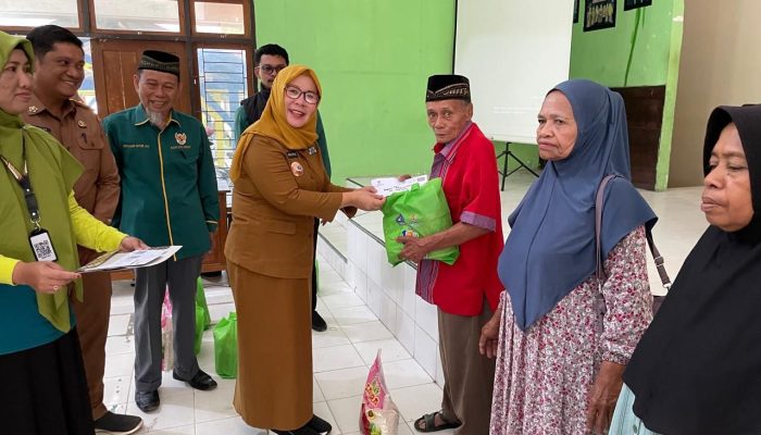 Peringati Hari Lansia Nasional, Pemkot Kendari Berikan Bantuan Pangan Kepada 100 Lansia